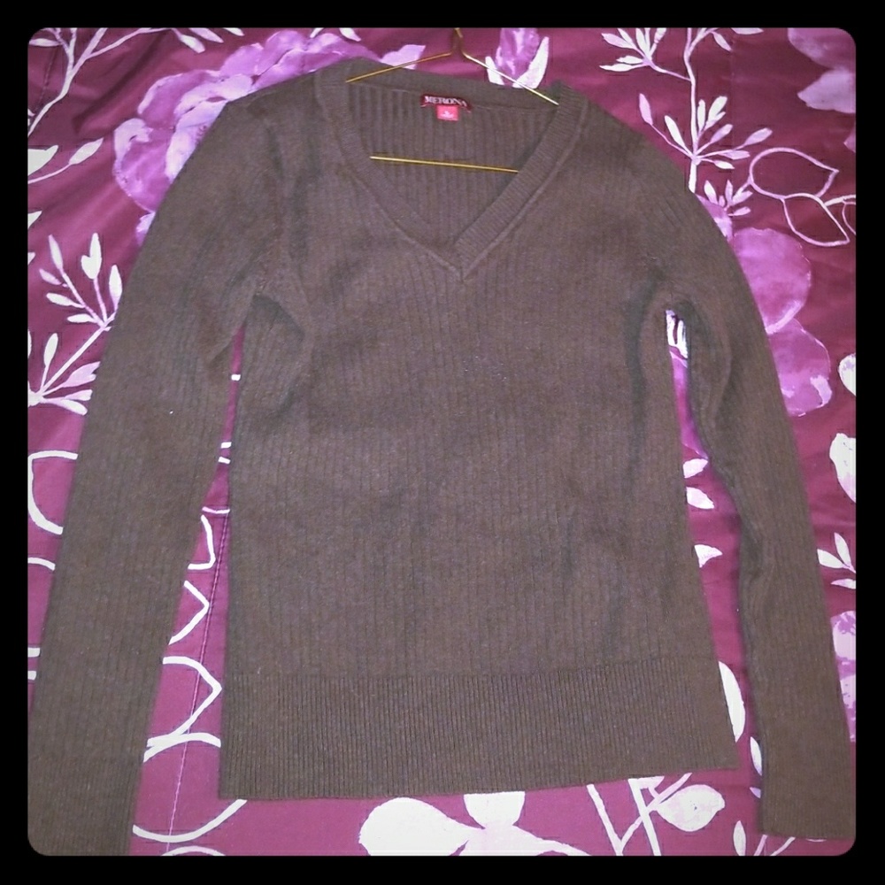 Brown v-neck slim fit sweater